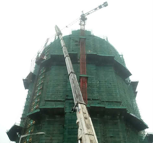 伊宁吊车在工地上作业